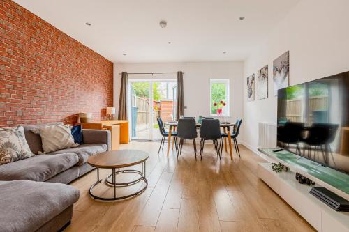Higham Hill House | Peaceful 4BR Home with Garden& Parking in Walthamstow