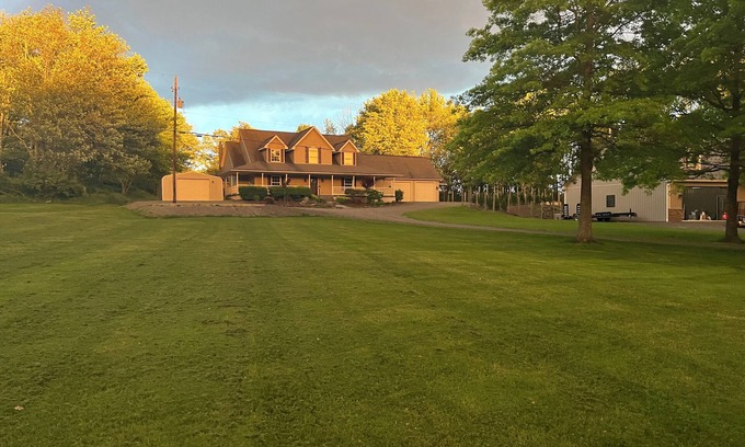 Aldenville House | Peaceful 5-bedroom secluded country home close to 2 ski resorts & attractions
