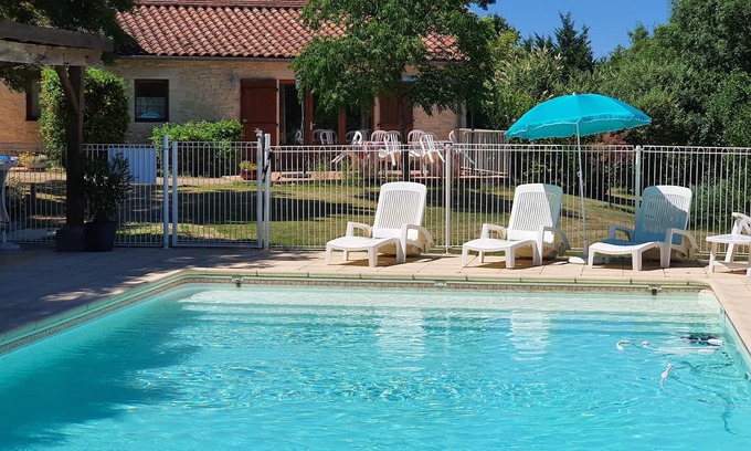 Salviac House | Peaceful 5-person gîte with secure pool (sleeps up to 9)