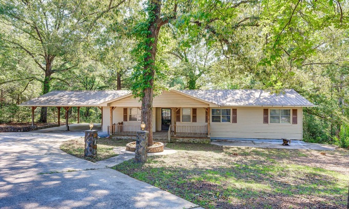 Jackson House | Peaceful Alabama Vacation Rental w/Large Deck