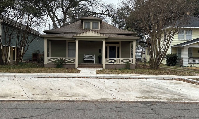 Hillsboro House | Peaceful and centrally located 2-bedroom house with AC and WiFi in Hillsboro