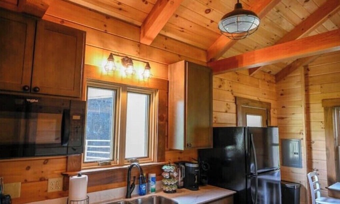 Pacific Cabin | Peaceful and cozy equestrian saturated retreat