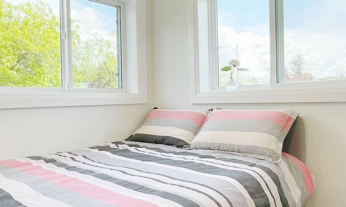 Arbutus Ridge House | Peaceful and quiet second-floor room for staying (E)