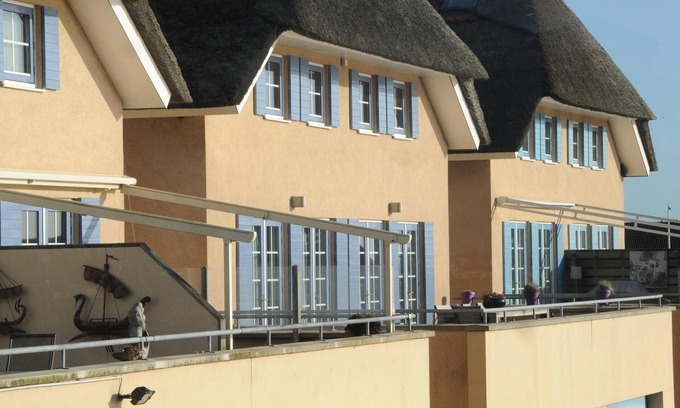 Stavoren Villa | Peaceful boathouse located in a water activity-rich area