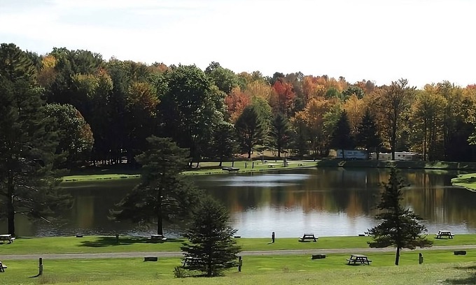 Endicott House | Peaceful Cabin Escape! Free Parking, Water Sports Activities!