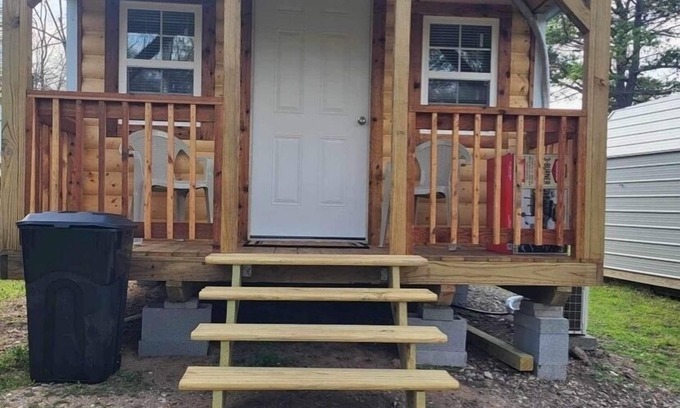 Scraper Cabin | Peaceful Cabin, fish, Illinois river, Kayak, Golfing