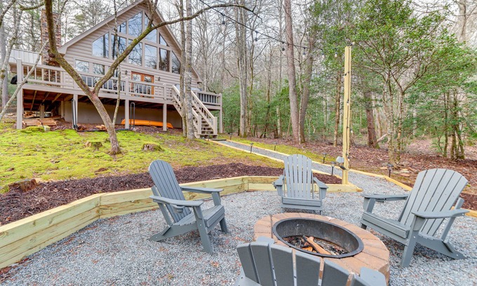 Epworth Cabin | Peaceful Cabin w/Hot Tub: 11 Mi to Blue Ridge!