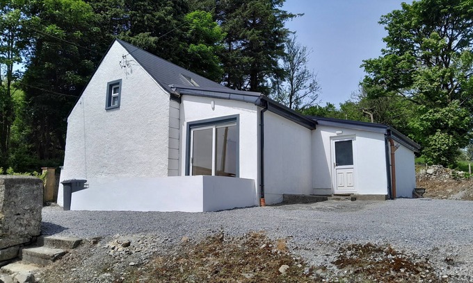 Ogonnelloe Cottage | Peaceful Cottage in the Clare countryside, amazing views and close to the water