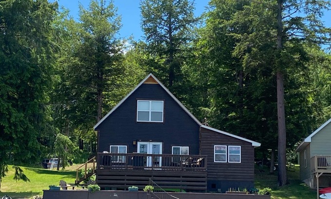 Russell Cabin | Peaceful Cottage on the Water ~ Sauna Cabin, Kayaks, SUP Board, Canoe & more!