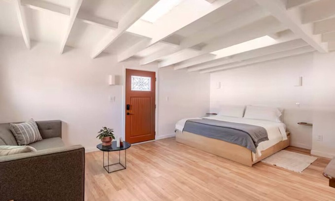 Ingleside House | Peaceful Detached Guesthouse with King Bed