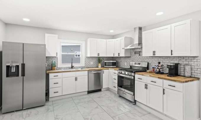 Perinton House | Peaceful East Side Retreat