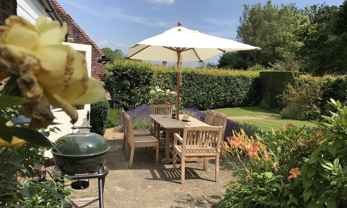 Piltdown Cottage | Peaceful edge-of-village C18th converted cottage in gardens of Manor House