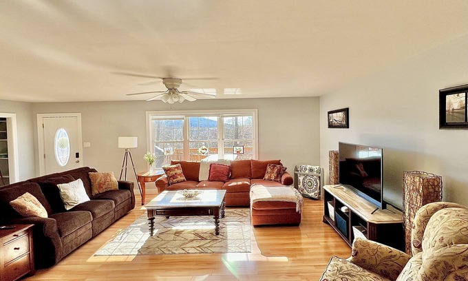 Ransom House | Peaceful family & pet-friendly country 3-bedroom house. Fire pit & pool access!