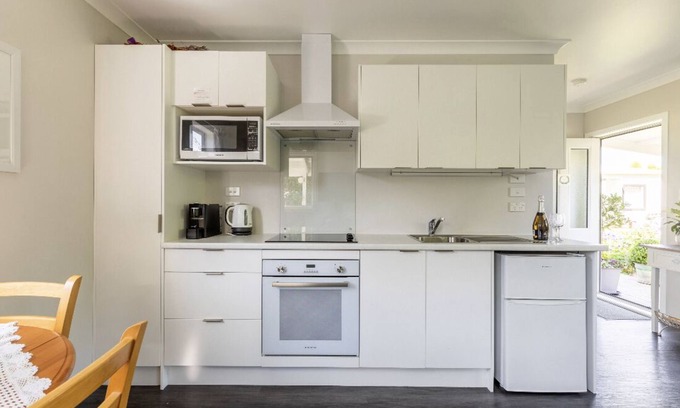 Carterton Cottage | Peaceful garden setting, boutique style cottage, full kitchen, sep bedroom.