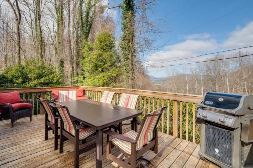 Hendersonville House | Peaceful Hendersonville Cabin - Hot Tub and Fire Pit