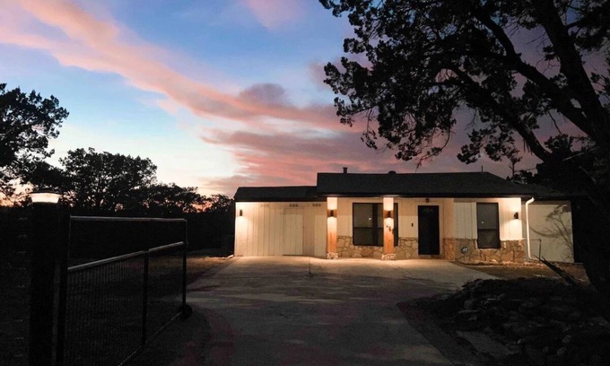 Lakehills House | Peaceful Hill Country Getaway