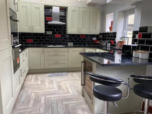 Bramley House | Peaceful Home in Guildford Surrey UK -Free Parking, Garden, River & Waterfall