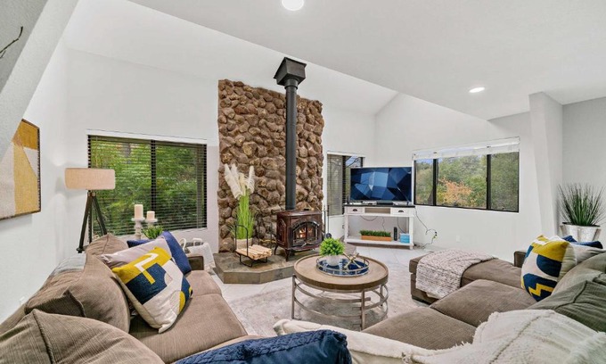 Loomis House | Peaceful Home on Acreage, Walk to Folsom Lake