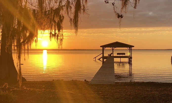Lake Waccamaw Cottage | Peaceful Lakefront Cottage