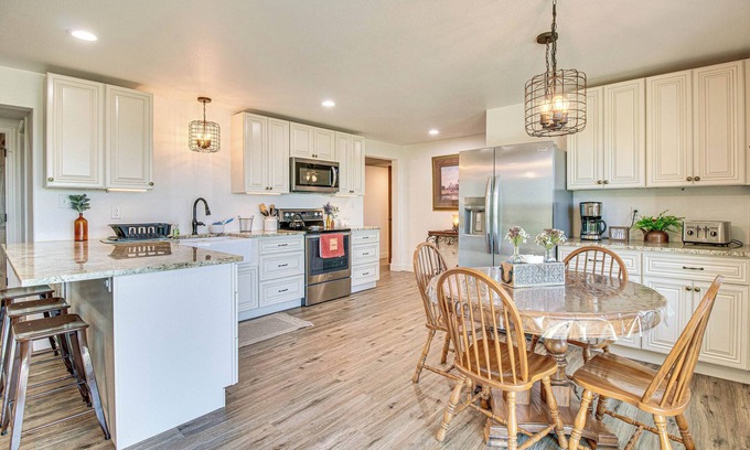 Squires House | Peaceful Missouri Getaway w/Valley View & Patio!