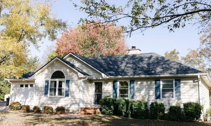 Watkinsville House | Peaceful neighborhood retreat minutes from downtown watkinsville and wire park.