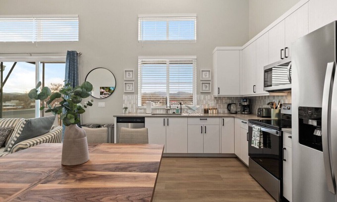 Old Town North Apartment | Peaceful Patio & King Comfort 1mi to Old Town