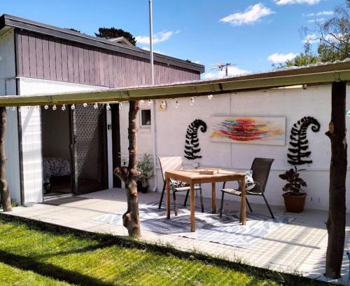 Sandford Villa | Peaceful Pet Friendly 1 bedroom cottage on 1 acre