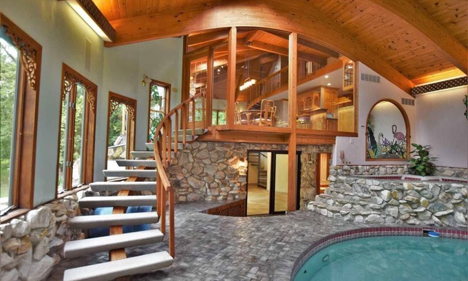 Krakow House | PEACEFUL RELAXING LUXURY VILLA IN-SIDE POOL & HOT TUB Krakow SHAWANO LAKE-12mi