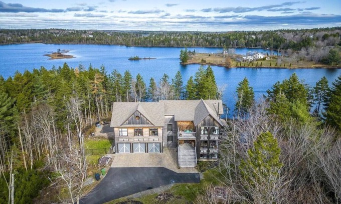 Hammonds Plains House | Peaceful Retreat on Schmidt Lake