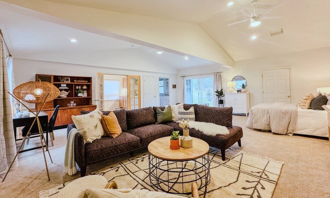 Carver House | Peaceful retreat backed up to Oxbow Park