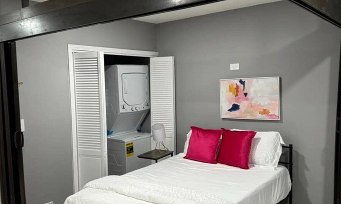 Franklin Park Apartment | Peaceful Retreat: 10Mins to Airport, Free Parking
