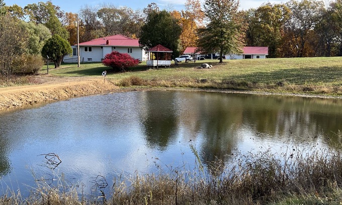 Keosauqua House | Peaceful, spacious 4 bedroom house in the country - Gazebo/Pondn