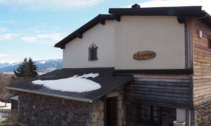 Egat Ski Chalet | Peaceful stay in the heart of a mountain village, with views of the Pyrenees.