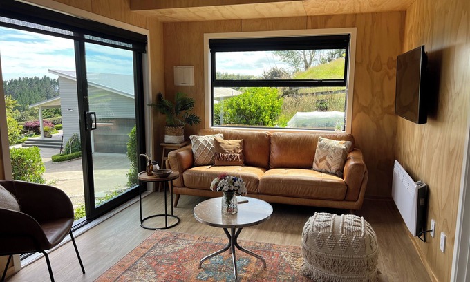 Hurworth Cabin | Peaceful, stylish 2 bdrm retreat - rural views and birdsong - 10mins from CBD!