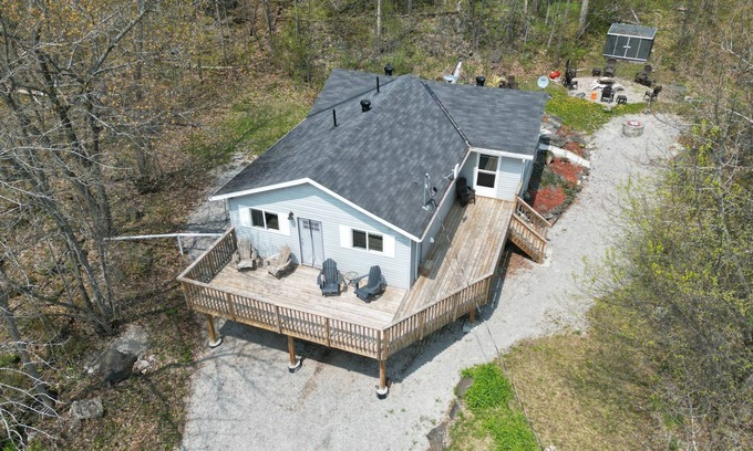 Georgian Bay Cottage | Peaceful Upscale Muskoka Cottage, 3 Bedrooms, Hot Tub, WiFi, Satellite