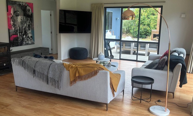Lake Hawea House | Peaceful warm and sunny beautifully furnished half an acre 7 mins walk to lake