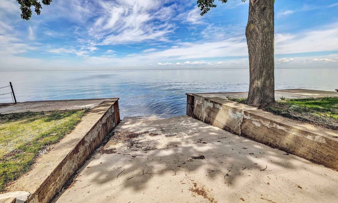 Luxemburg House | Peaceful Waterfront Cottage | Door County | Sleeps 7