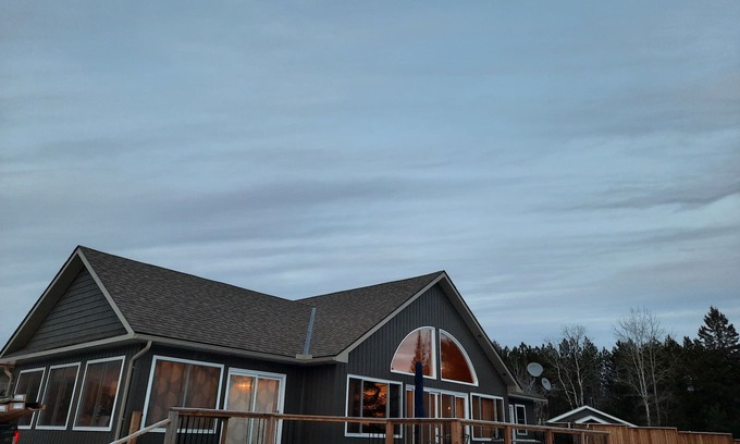 Weslemkoon Cottage | Peaceful Waterfront Lake House on Weslemkoon Lake
