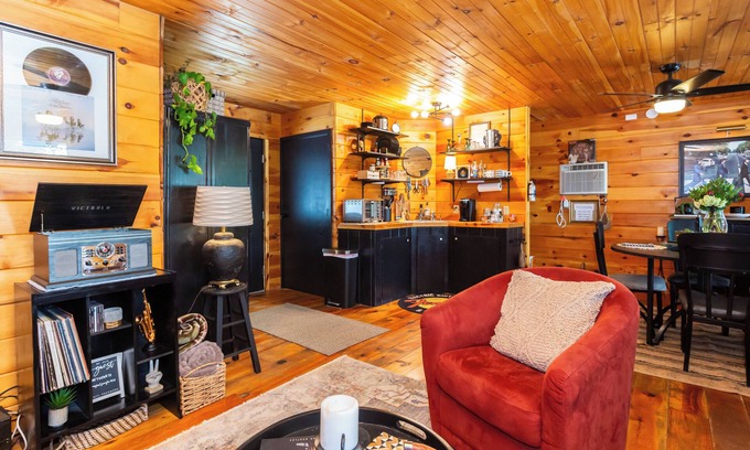 Mid America House | Peaceful, waterfront two-story house near Oaklawn Racing in Hot Springs AR