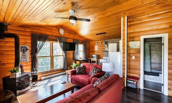 Saint Malo Cabin | Peaceful, Whimsical Retreat - Cabin 17