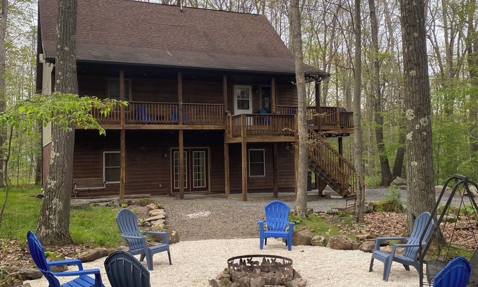 McHenry Cabin | Peaceful woodsy cabin, 5 mins to lake & Wisp! HOT TUB!
