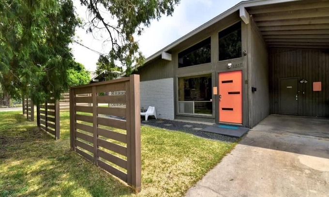 South River City House | Peachy Dream | SoCo Mid-Century Pet Stay