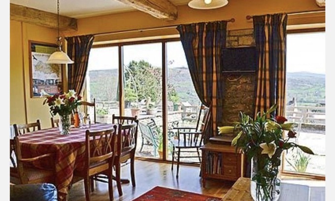 Talybont-on-Usk House | Peacock Cottage, Pet Friendly, Black Mountain Range, nestled on Brecon Beacons