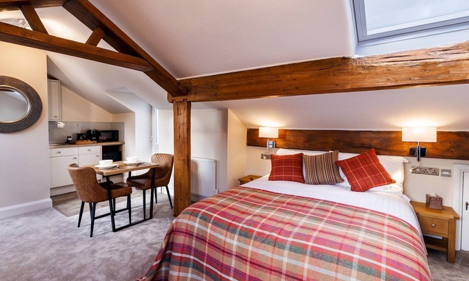Padfield Apartment | Peak District Haven | Scenic Glossop Retreat | Pass the Keys