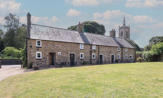 Swaffham Cottage | PEAR TREE COTTAGE, pet friendly, with a garden in Swaffham
