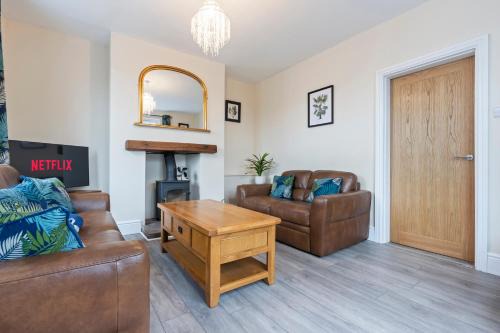 Denstone House | Pear Tree Cottage Pool Table 15mins drive to Alton Towers