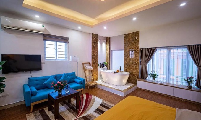 Hang Trong Apartment | Pearl Bathtub in the OldQuarter near HoanKiem Lake