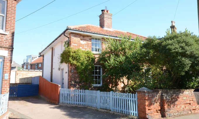 Aldeburgh Cottage | PEBBLE BEACH COTTAGE, ALDEBURGH, pet friendly in Aldeburgh