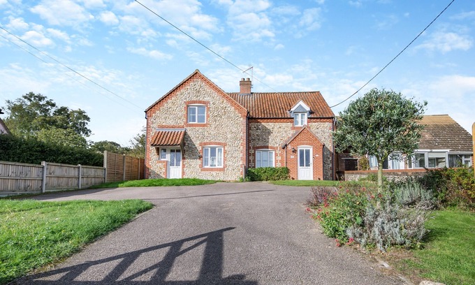 Little Walsingham House | Pebble Cottage - Three Bedroom House, Sleeps 6