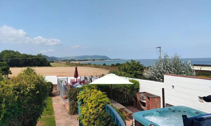 Blue Anchor Apartment | Pebbles Reach, 2 Bed Sea view apartment & hot tub
